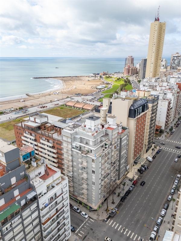 Vista aérea de los edificios frente a la costa y el mar